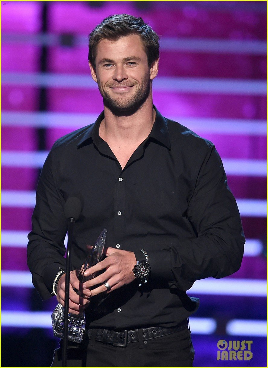 Chris Hemsworth Wins Favorite Action Movie Actor at People's Choice Awards 2016! Photo 3544819 Chris Hemsworth Wins Favorite Action Movie Actor at People's Choice Awards 2016! Photo 3544819