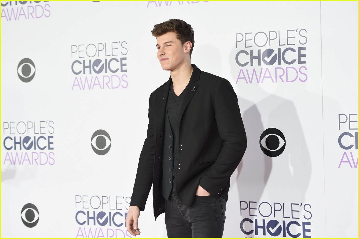 Shawn Mendes Ready For Unreal People S Choice Awards Performance With Camila Cabello Photo 3544721 2016 People S Choice Awards Camila Cabello Peoples Choice Awards Shawn Mendes Pictures Just Jared