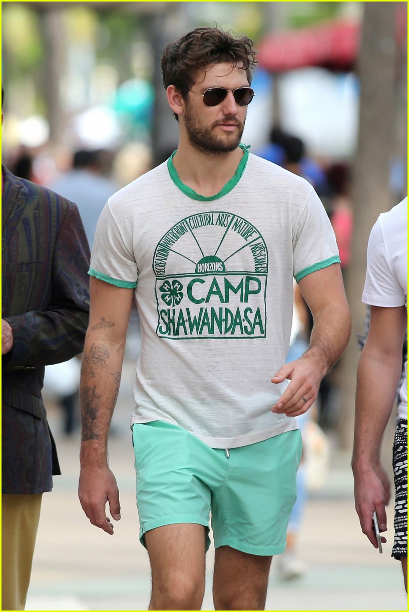 Alex Pettyfer Enjoys A Bro S Weekend In Miami Photo 3554380