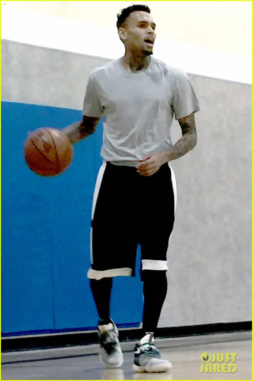Chris Brown Gets Sweaty During PickUp Basketball Game Photo 3571635 Chris Brown Pictures