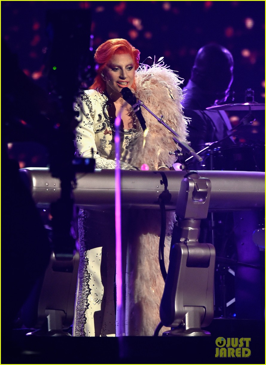 lady-gaga-performs-david-bowie-tribute-a