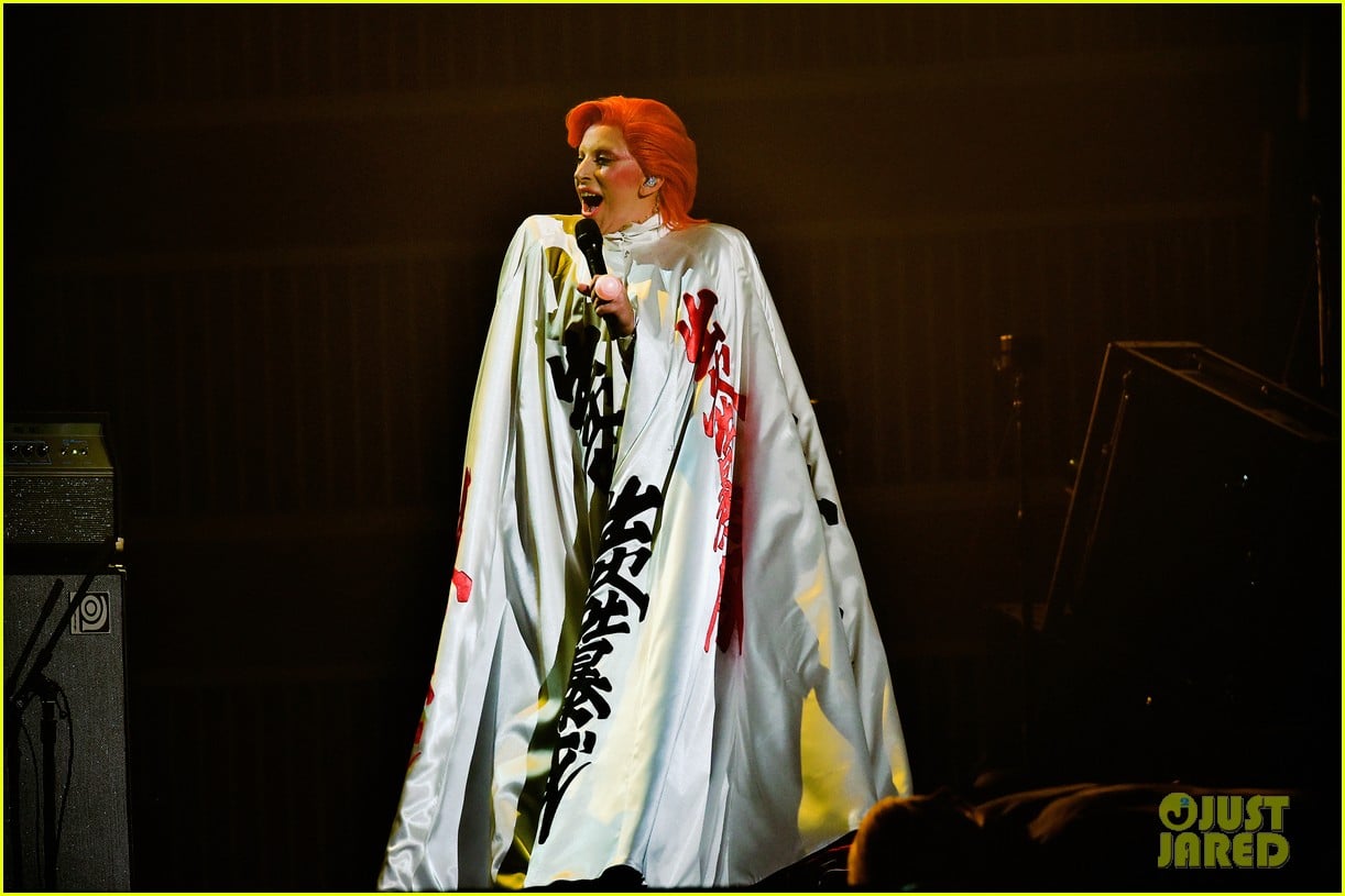 lady-gaga-performs-david-bowie-tribute-a