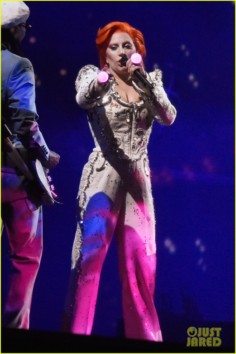 lady-gaga-performs-david-bowie-tribute-a