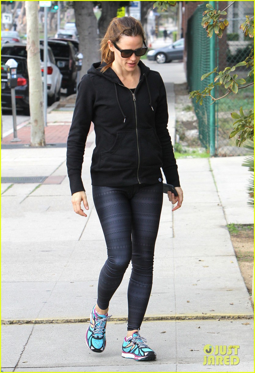 Jennifer Garner Braves the Downpour at the Farmer's Market!: Photo