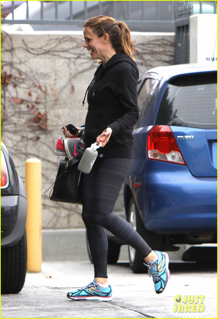 Jennifer Garner Braves the Downpour at the Farmer's Market!: Photo