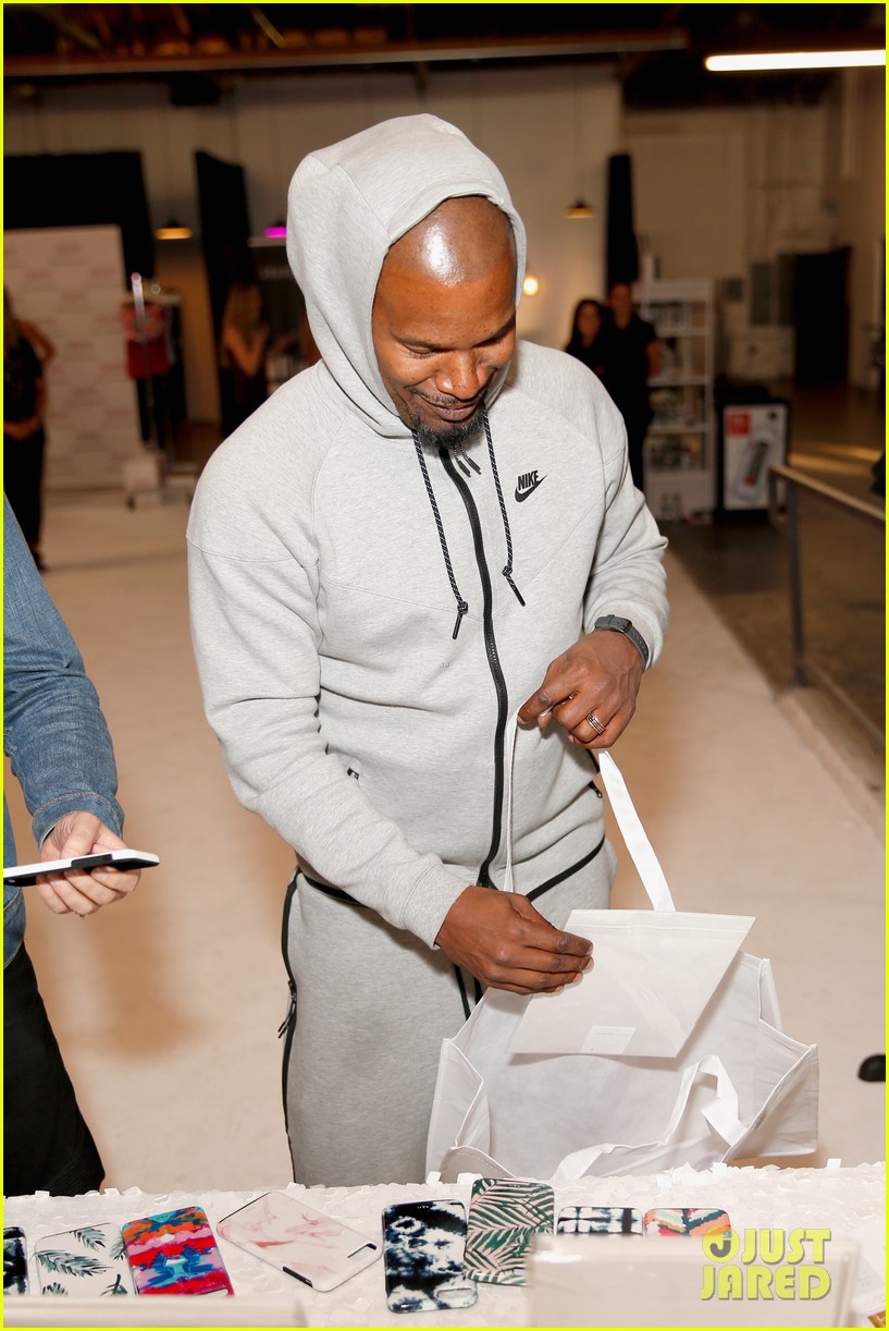 Jamie Foxx Brings Friend's Daughter To Oscar Style Lounge Photo