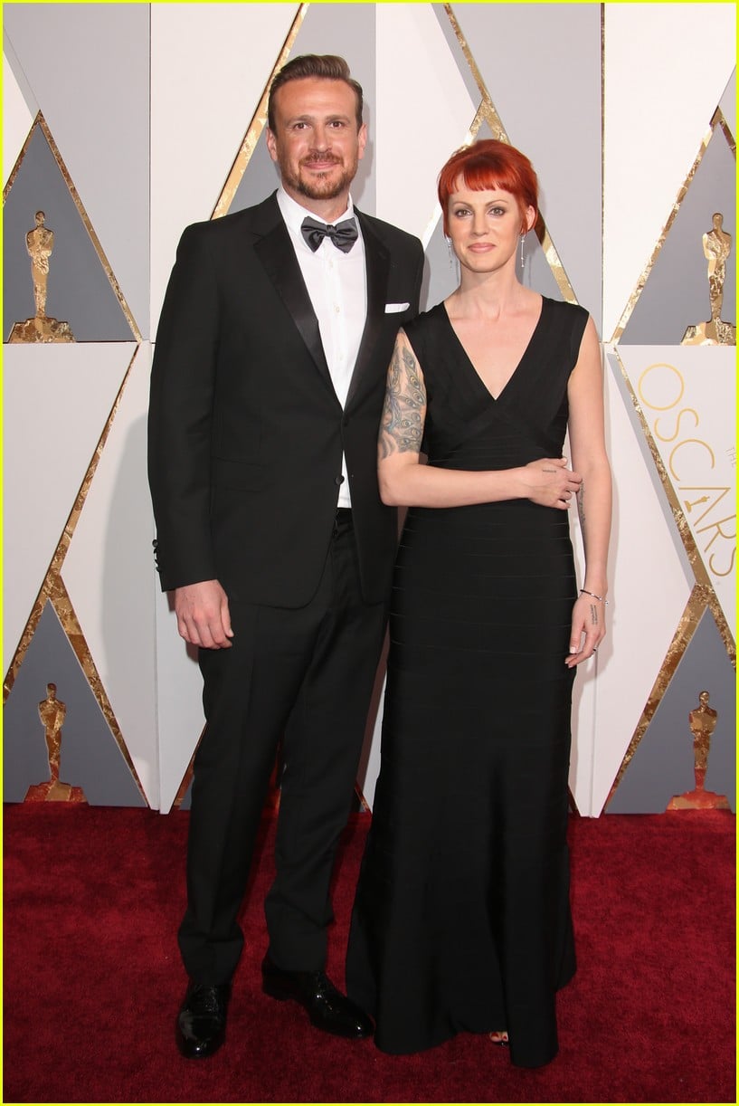 Jason Segel Arrives at Oscars 2016 With Girlfriend Alexis ...