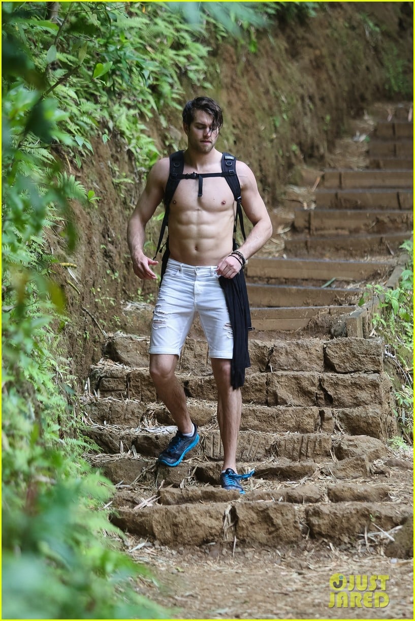 The Bold and the Beautiful's Pierson Fode Shows His Ripped Shirtless