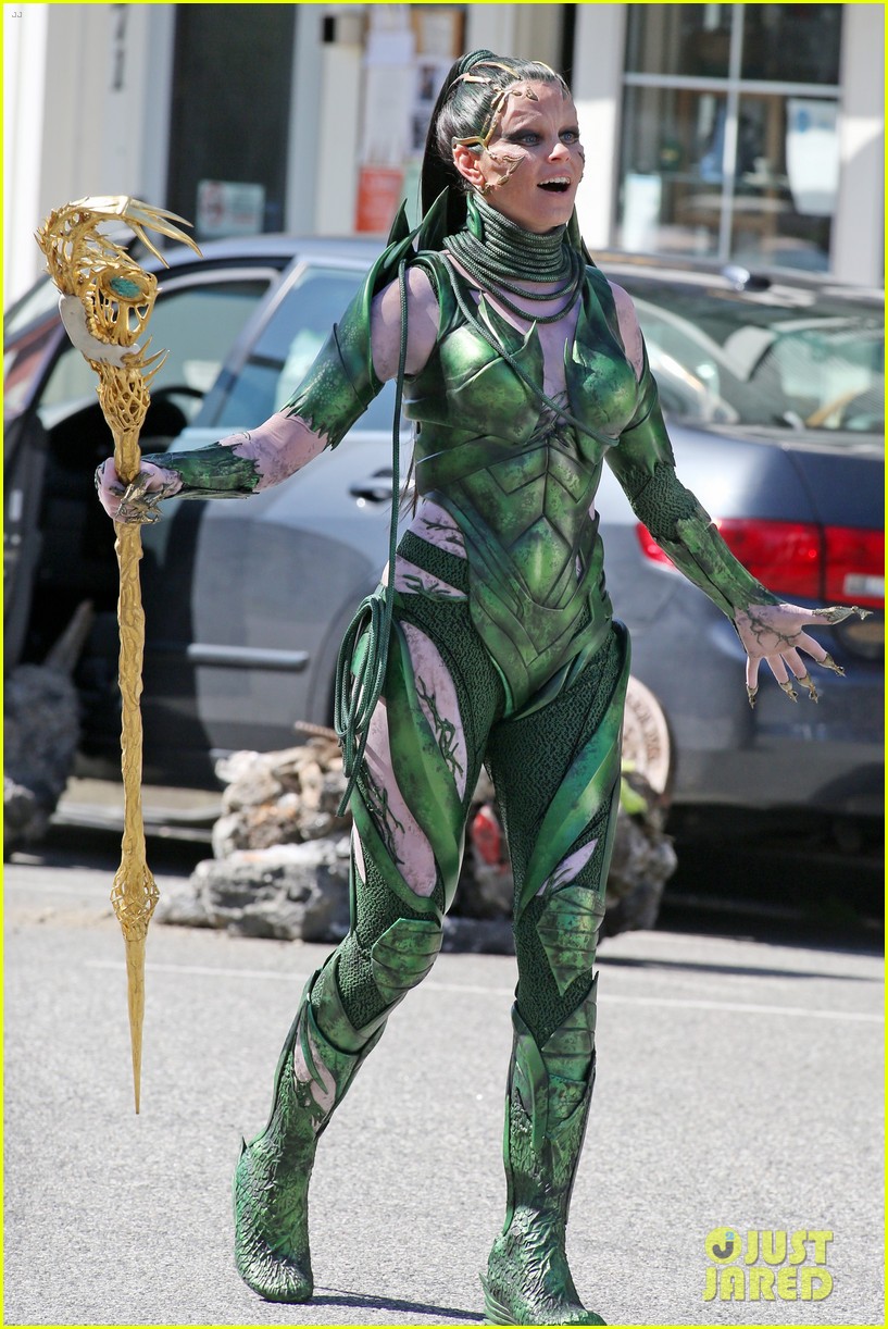 Elizabeth Banks Gets Into Action as Rita Repulsa on 'Power Rangers' Set
