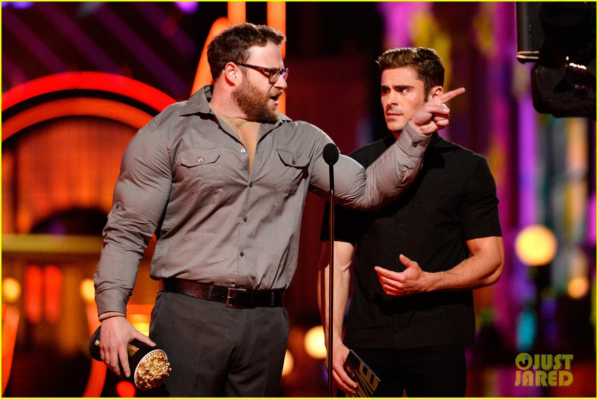 Zac Efron Apologizes To Seth Rogen S Privates At Mtv Movie Awards