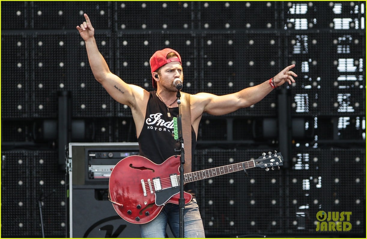 Country Studs Sam Hunt Amp Tim Mcgraw Perform At Tortuga