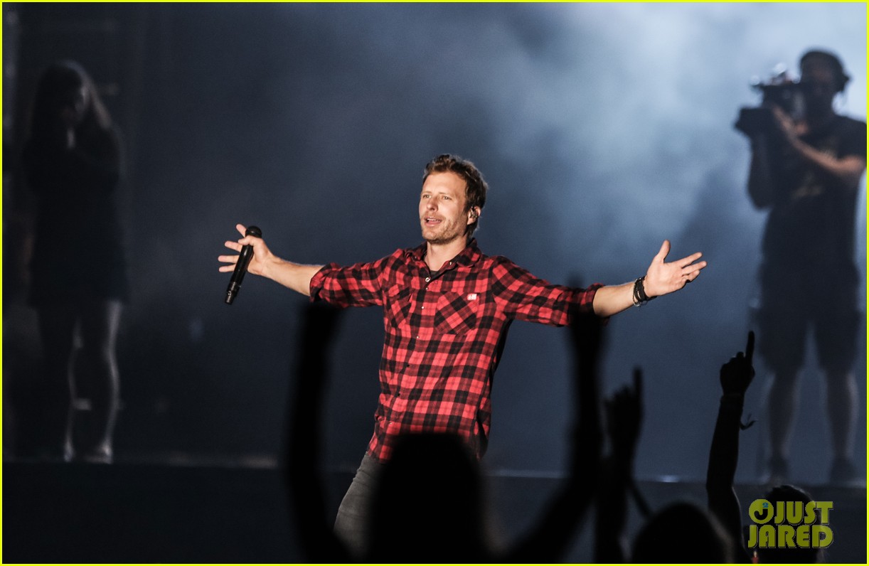 Country Studs Sam Hunt Amp Tim Mcgraw Perform At Tortuga