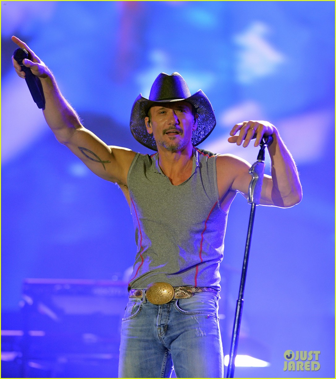 Country Studs Sam Hunt Amp Tim Mcgraw Perform At Tortuga