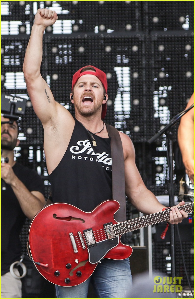 Country Studs Sam Hunt Amp Tim Mcgraw Perform At Tortuga