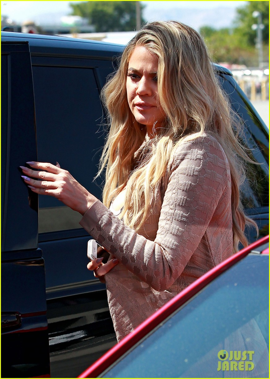 khloe kardashian blonde hair studio van nuys 01