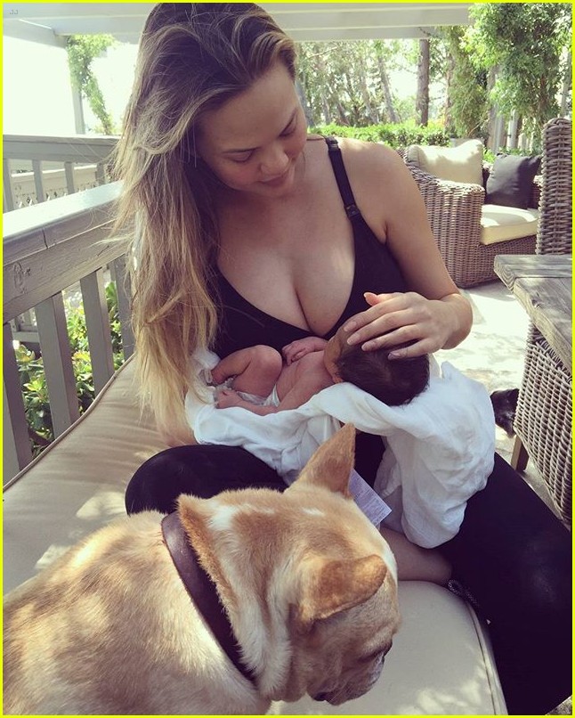 Chrissy Teigen and John Legends Family Outing to the Zoo 