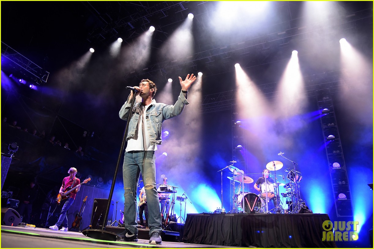 Maroon 5 Performs 'Animals' at iHeartRadio Music Awards 2016 Watch Now! Photo 3622275 2016