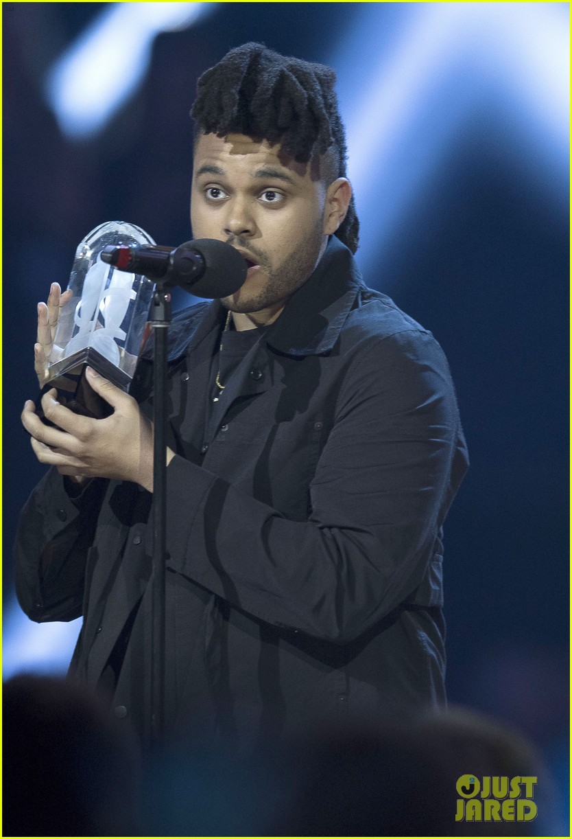 The Weeknd Wins Artist Of The Year at Juno Awards 2016, Performs Medley