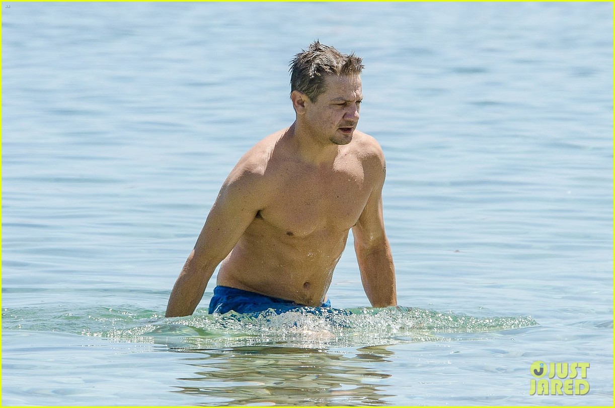 Jeremy Renner Goes Shirtless in Italy, Suffers Injured Finger Photo