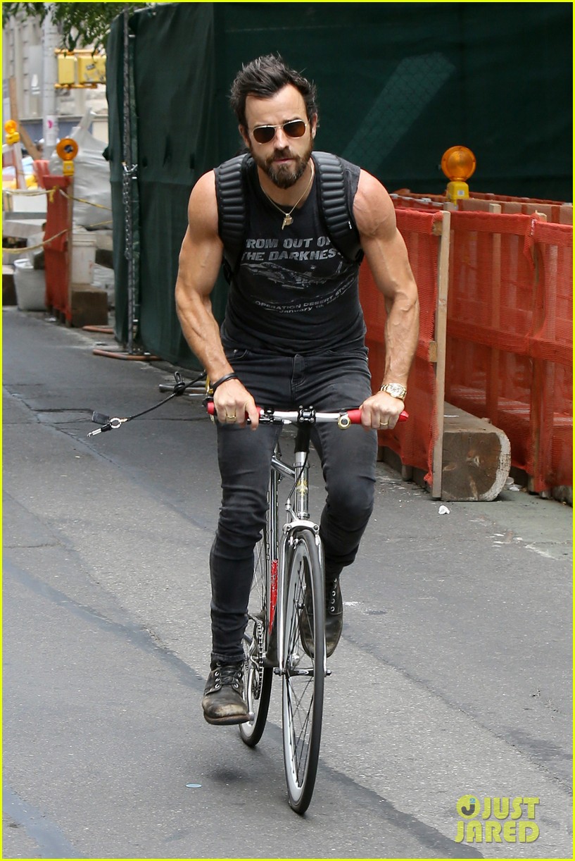http://cdn01.cdn.justjared.com/wp-content/uploads/2016/06/theroux-veins/justin-theroux-bulging-muscles-bike-ride-01.jpg
