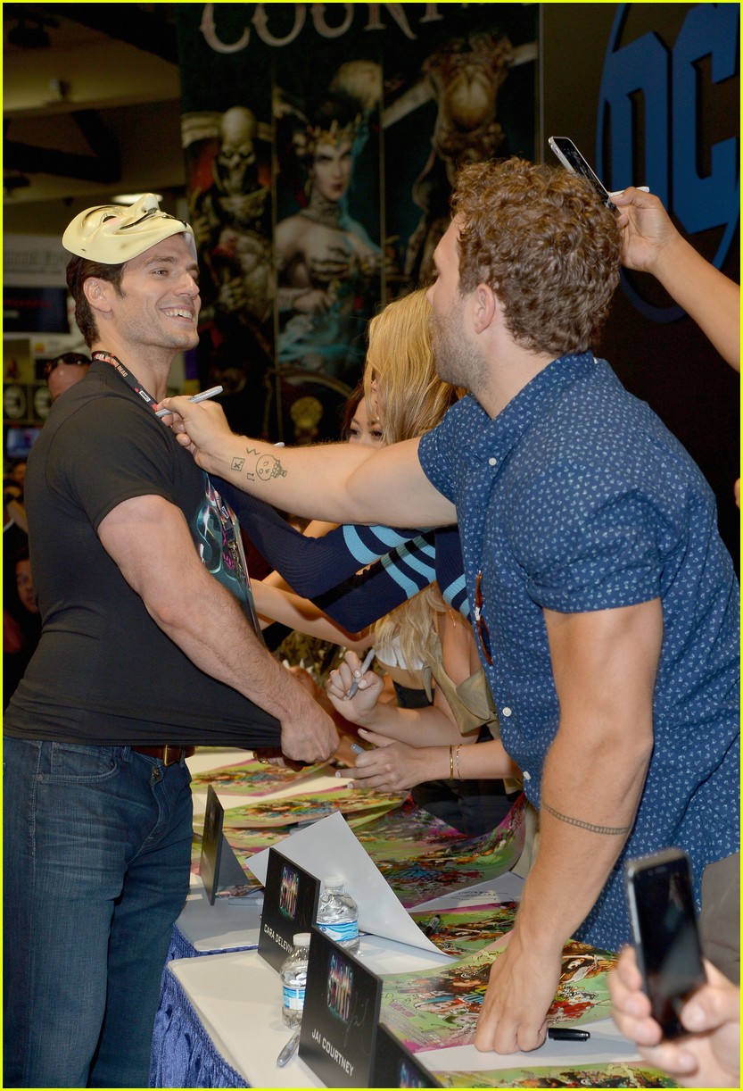 henry cavill goes shirtless at comic con 02