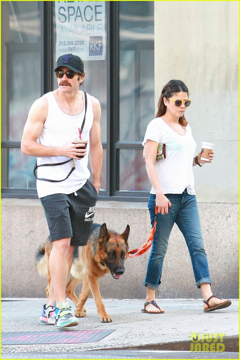 Jake Gyllenhaal Shows His Bulging Biceps in a Tight Tank Photo 3710498