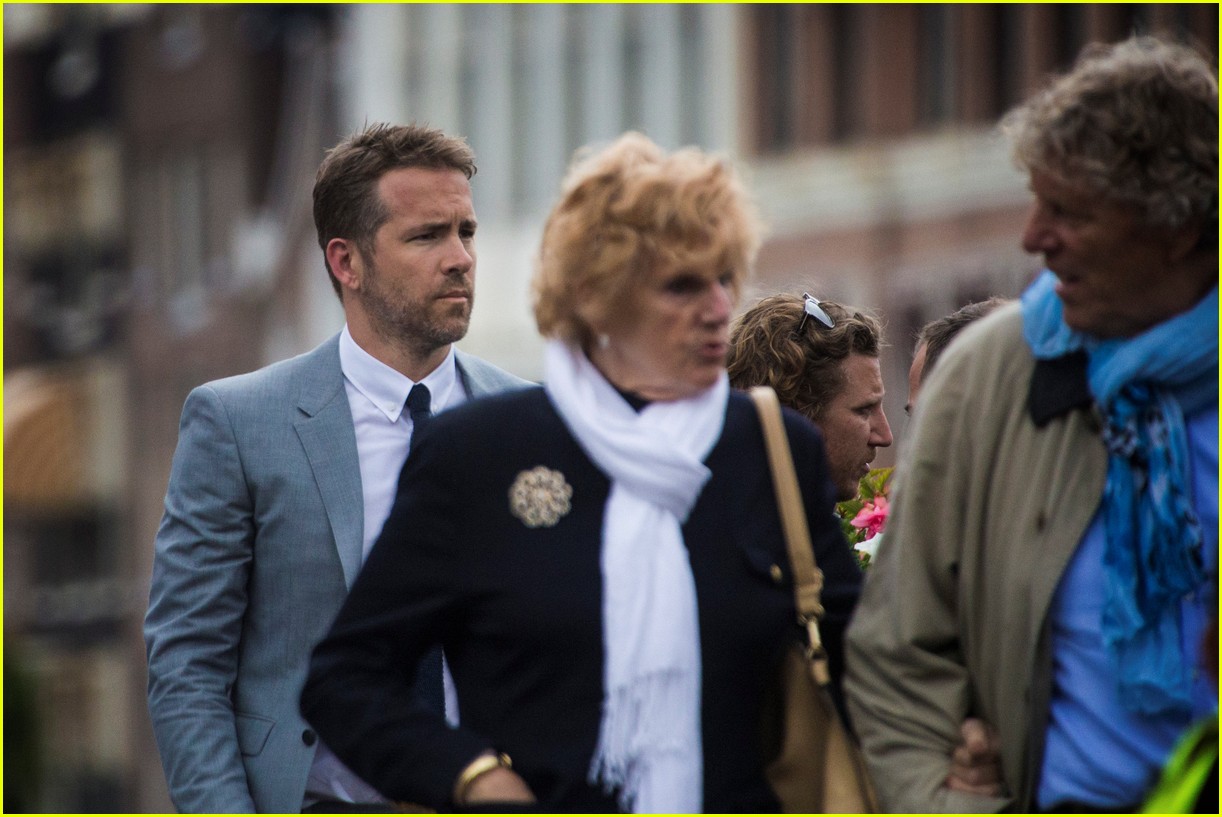 Ryan Reynolds Heads to Amsterdam to Film 'The Hitman's Bodyguard': Photo 3701988 ...1222 x 817