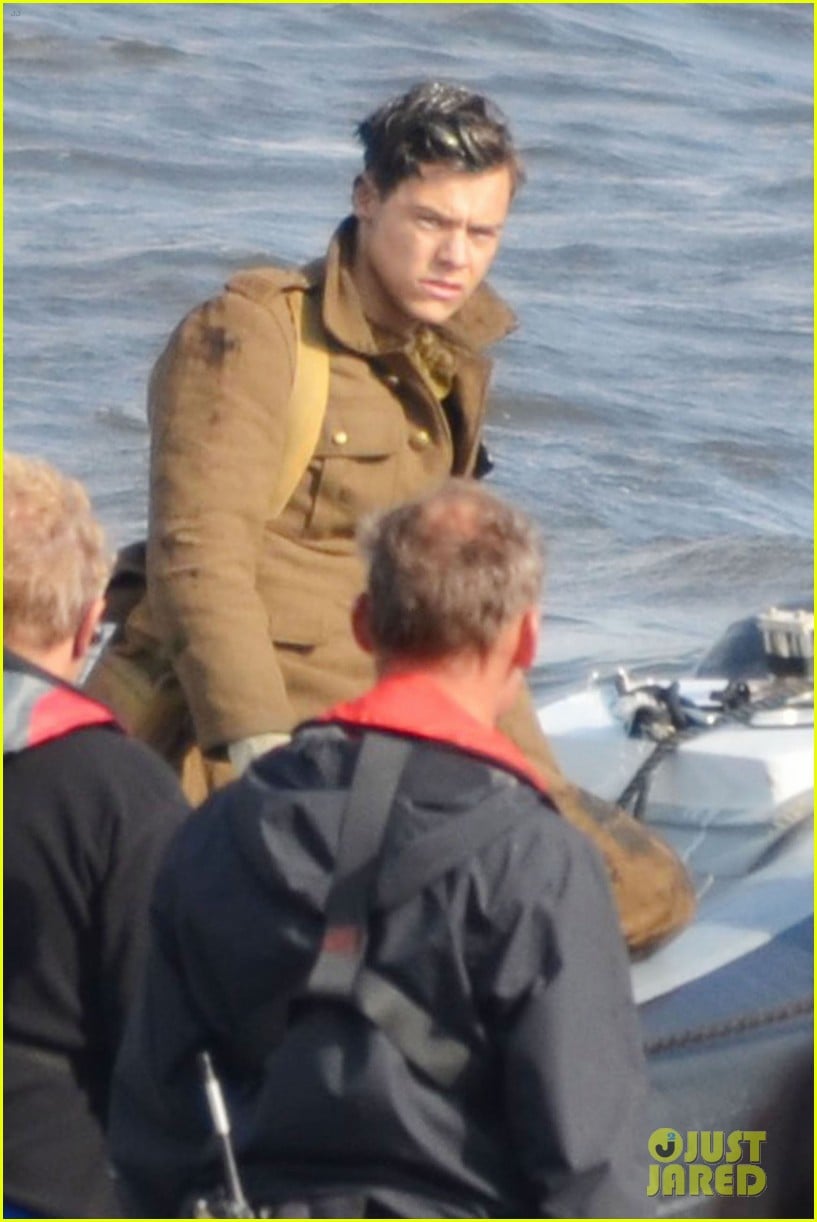 Harry Styles Shows Off His Short Hair On Dunkirk Set Photo 3703146 Harry Styles Movies Pictures Just Jared