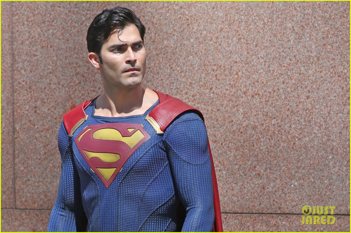 http://cdn01.cdn.justjared.com/wp-content/uploads/2016/07/tyler-save/tyler-hoechlin-saves-day-on-supergirl-as-superman-filming-01.jpg