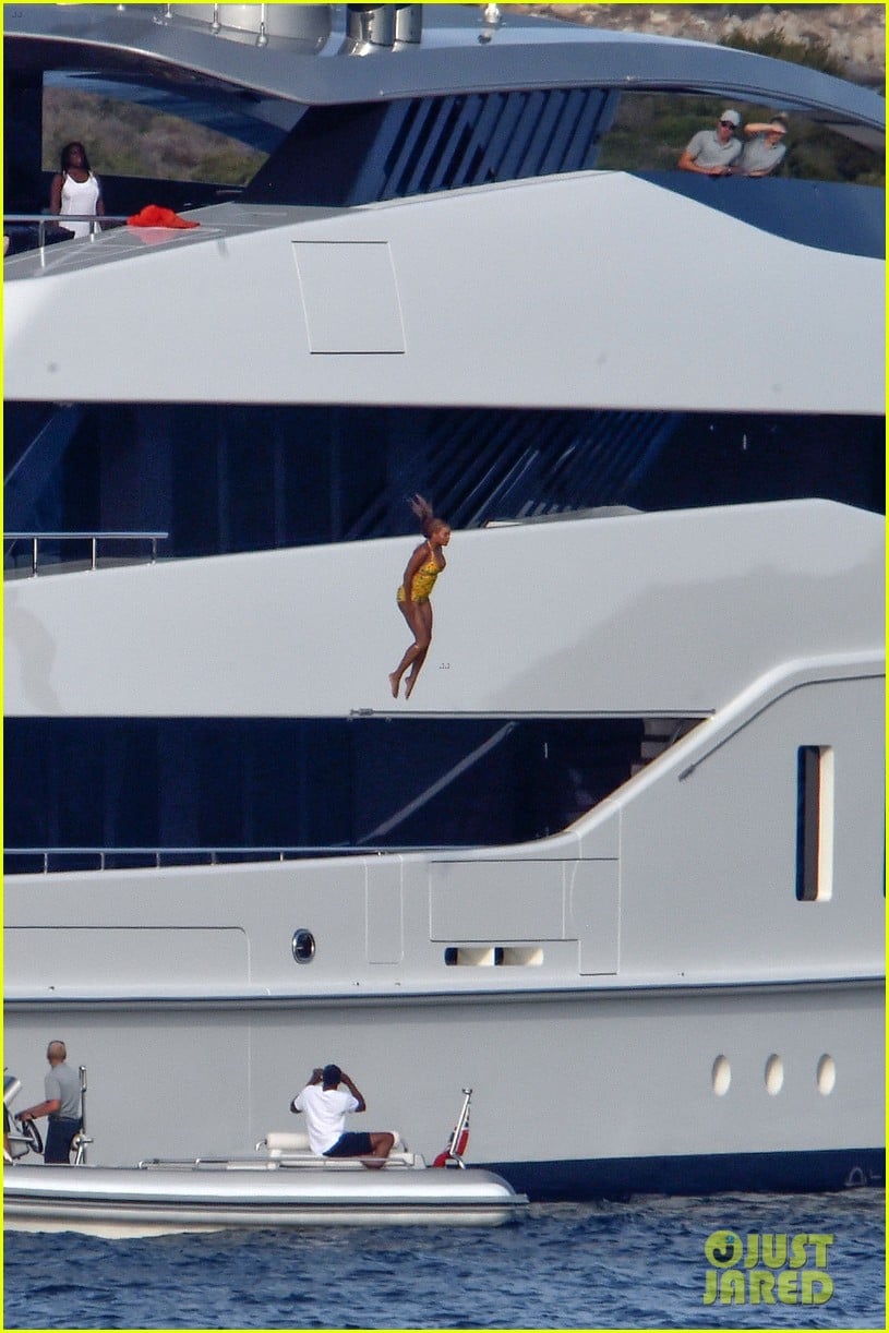 Beyonce Jumps Off Giant Yacht in Italy See the Photos! Photo 3736322