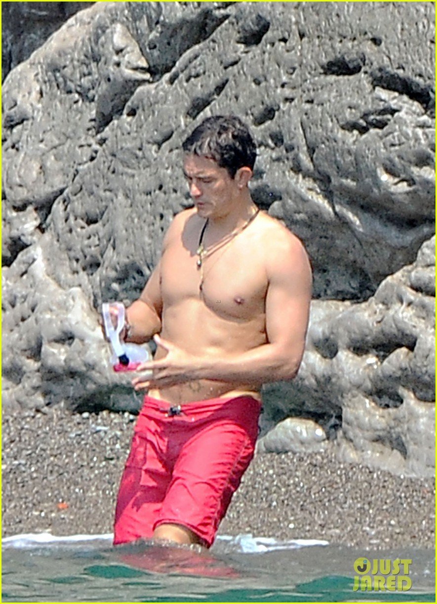 Celebs React to Orlando Bloom's NSFW Beach Photos!: Photo 3726131