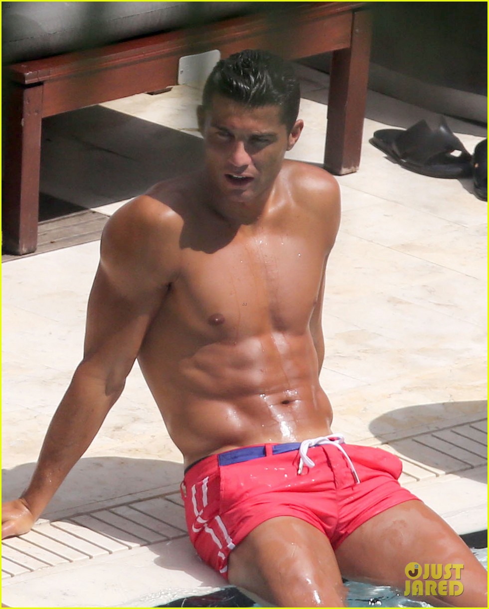 Cristiano Ronaldo Continues His Shirtless Miami Vacation 