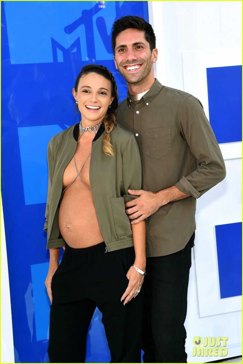 http://cdn01.cdn.justjared.com/wp-content/uploads/2016/08/schulman-vmas/catfish-nev-schulman-pregnant-fiancee-mtv-vmas-2016-03.jpg