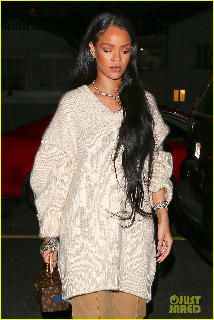 Rihanna Is Pretty In Pink For Santa Monica Dinner Photo 3760612
