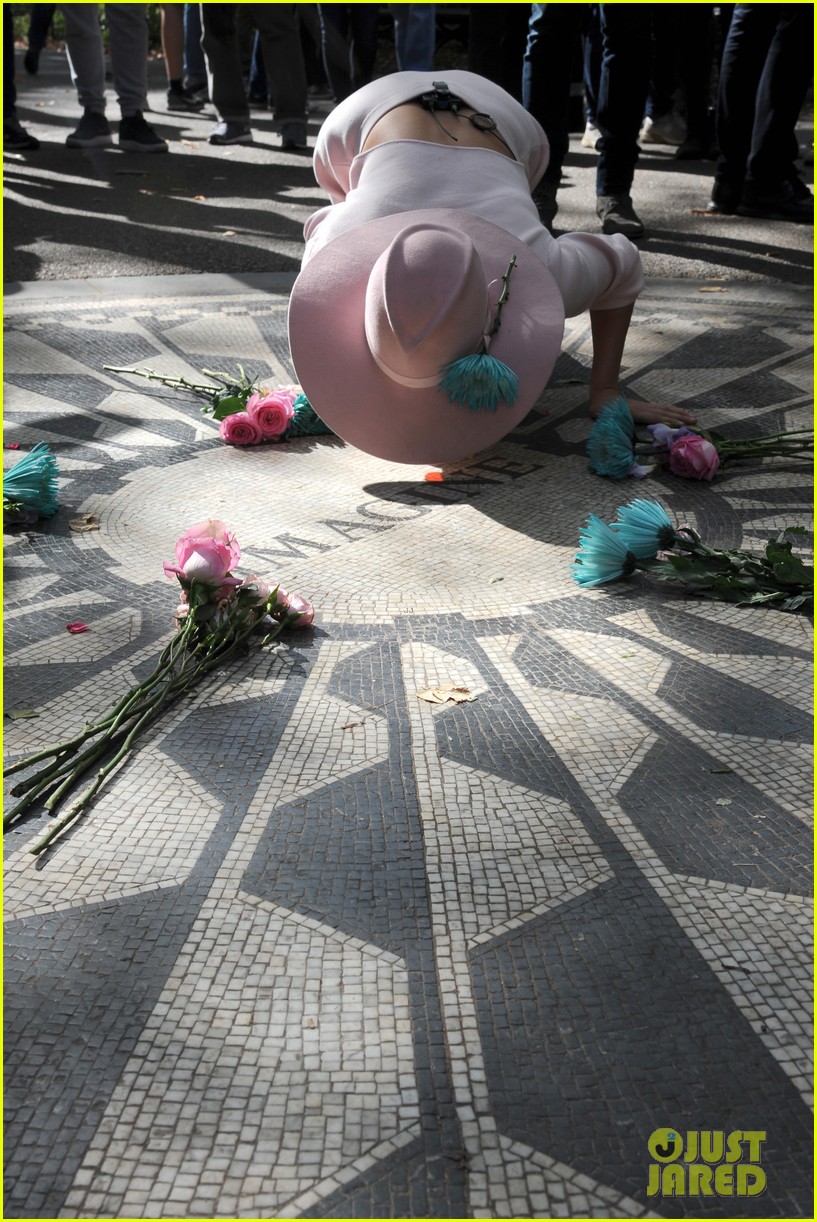 lady gaga kisses the imagine mosaic in central park 023792576