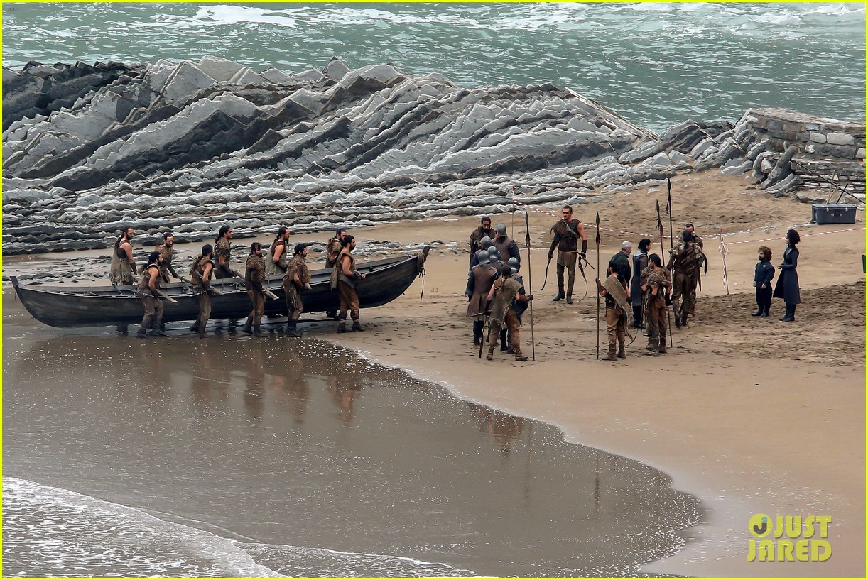 kit-harington-peter-dinklage-game-of-thrones-beach-scene-18.jpg