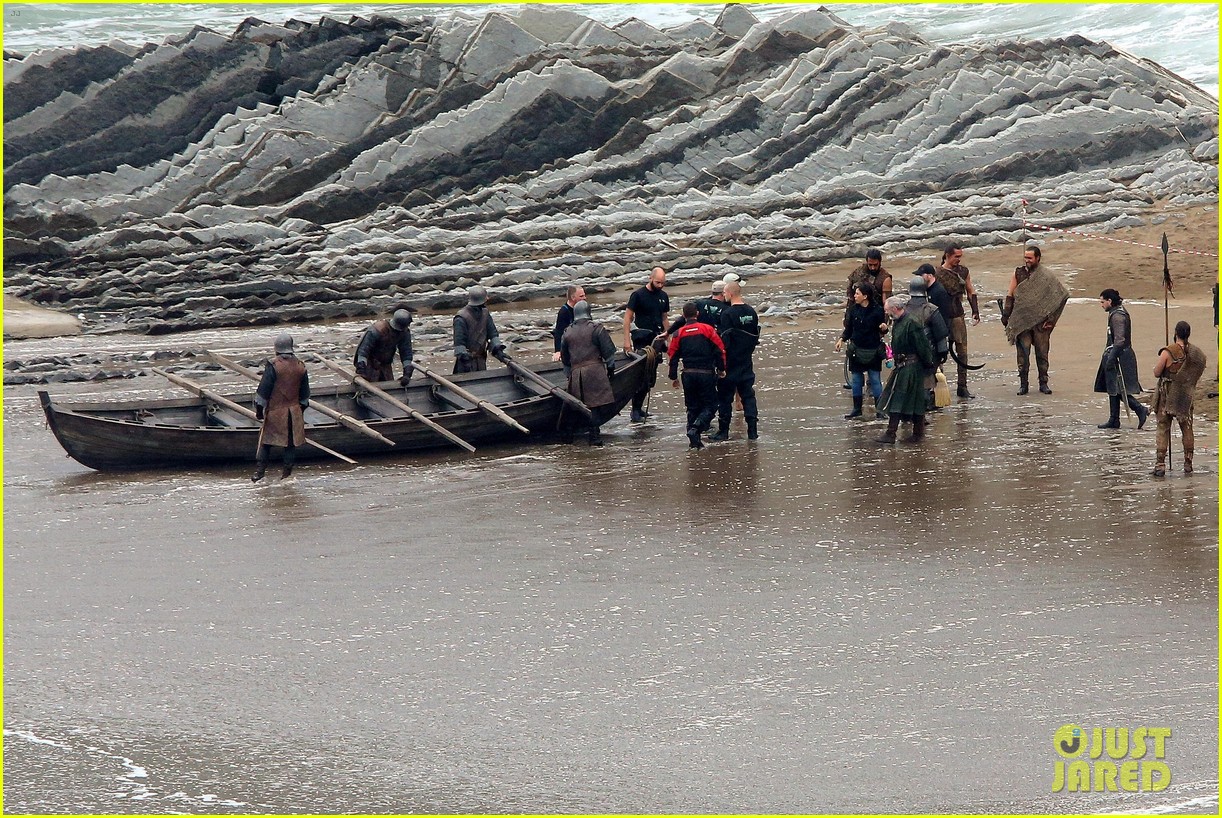 kit-harington-peter-dinklage-game-of-thrones-beach-scene-24.jpg