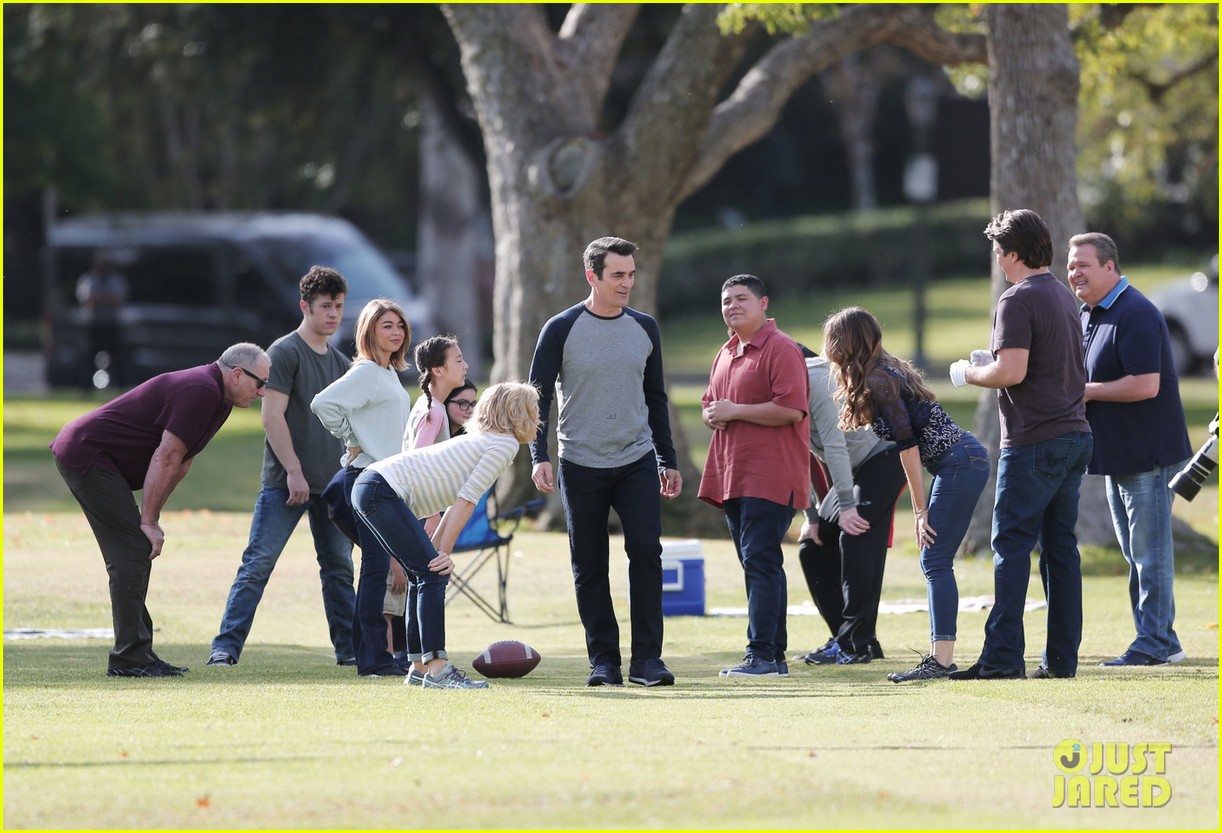 'Modern Family' Cast Plays Football For Thanksgiving Episode Photo