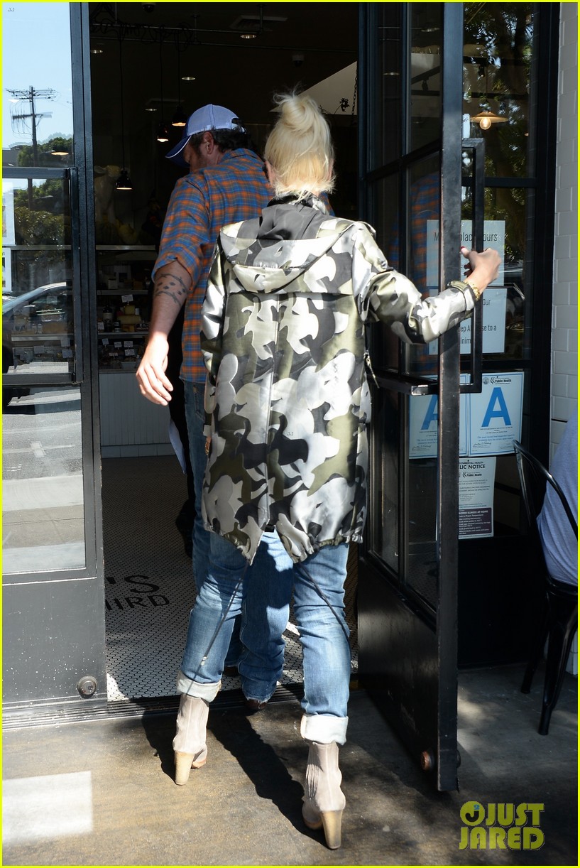 Gwen Stefani & Blake Shelton Enjoy Lunch Date in WeHo!: Photo 3786219