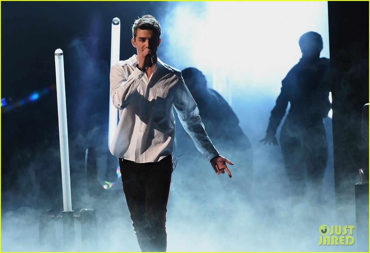 VIDEO Halsey Gets 'Closer' to The Chainsmokers with AMAs 2016