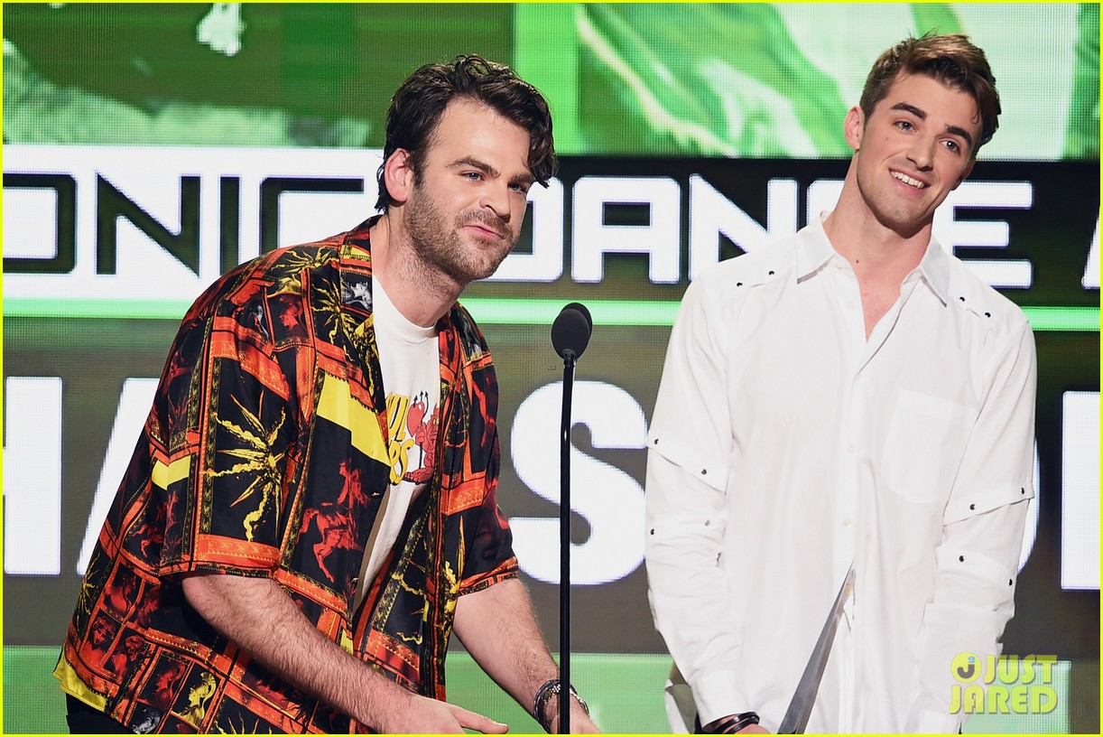 VIDEO Halsey Gets 'Closer' to The Chainsmokers with AMAs 2016