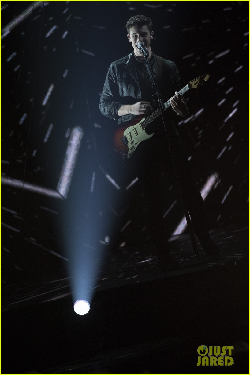 VIDEO Shawn Mendes Performs 'Treat You Better' & 'Mercy' at AMAs 2016