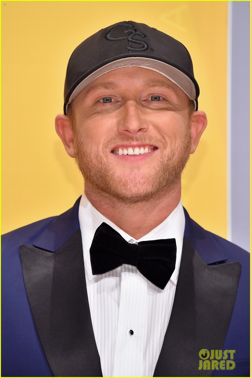 Dierks Bentley Amp Cole Swindell Suit Up For Cma Awards 2016