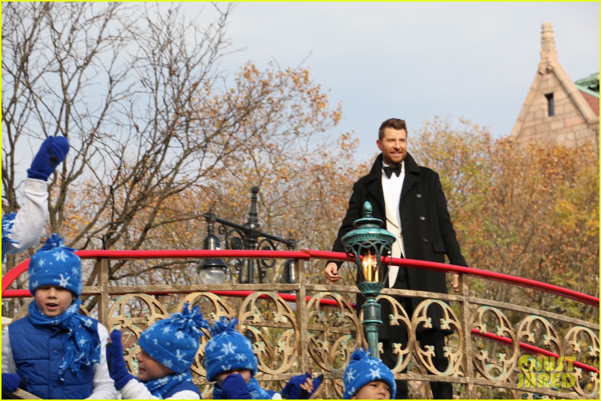 Bennett Christmas Parade 2022 VIDEO Tony Almost Falls During Macy's Parade & Miss Piggy