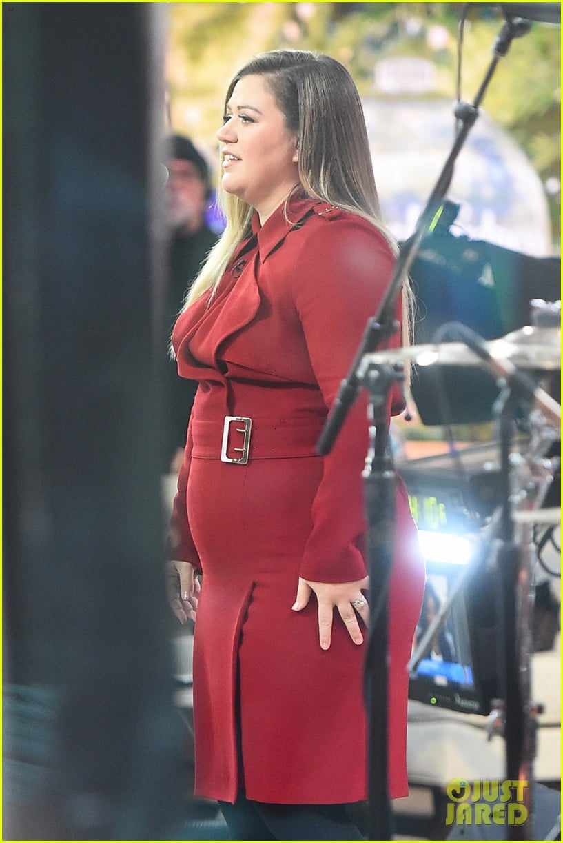 VIDEO Kelly Clarkson Tears Up During �It�s Quiet Uptown