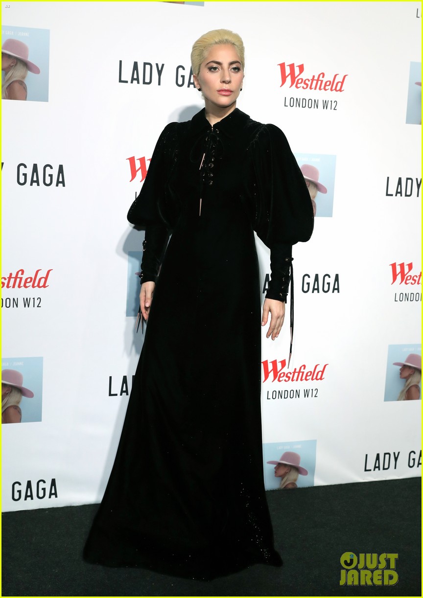 VIDEO Lady Gaga Belts Out Music Backstage with VS Angels! Photo