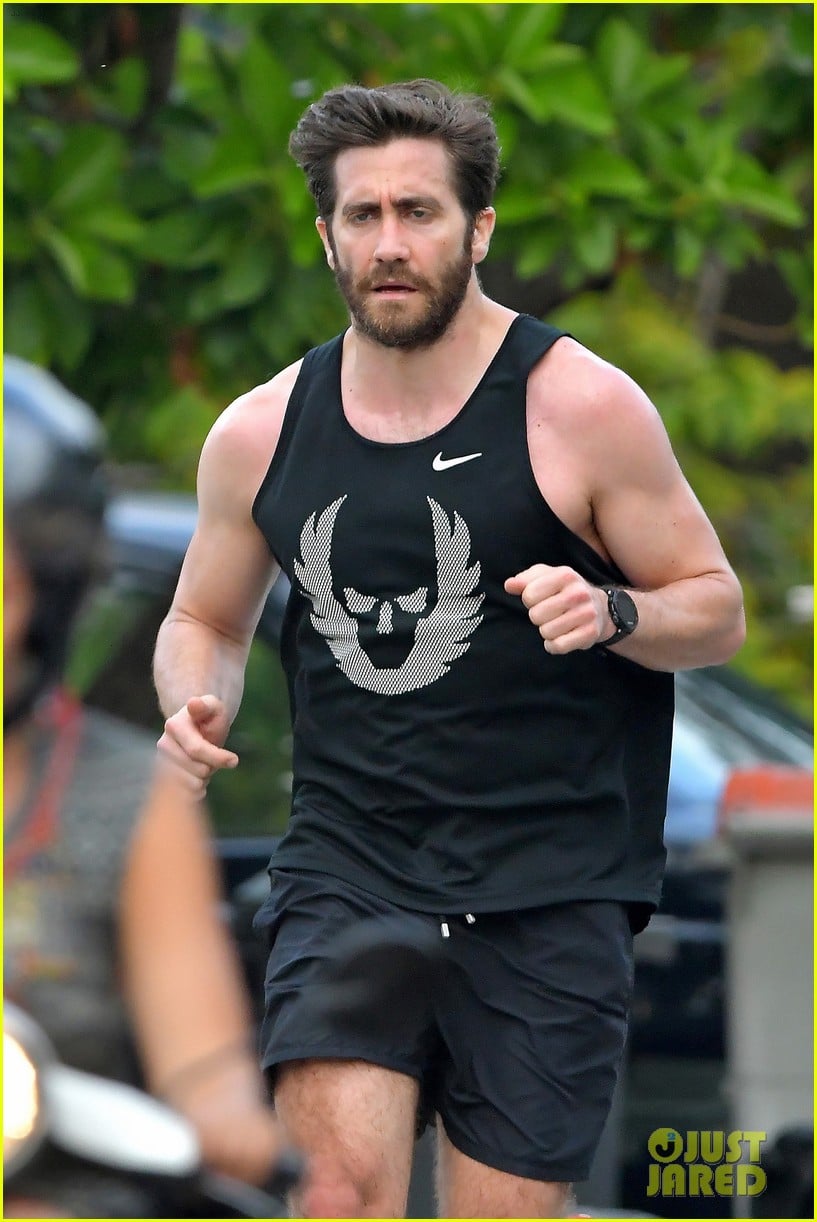 Jake Gyllenhaal Muscles Up for New Year's Eve Beach Jog!: Photo 3835014