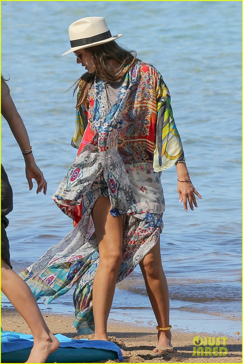 Jessica Alba Hits the Beach in a Bikini As She Ends Hawaiian Vacation