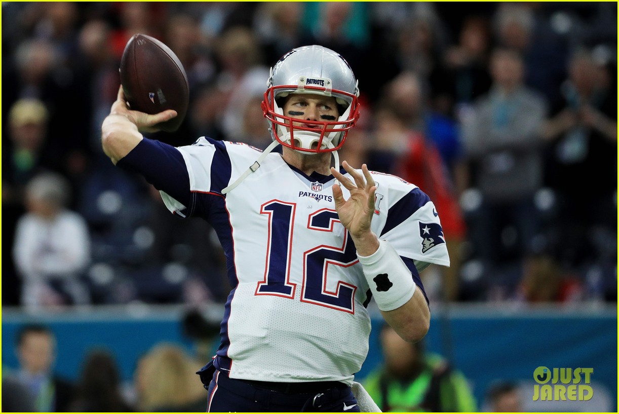 Tom Brady Hits the Super Bowl Field Before the Big Game!: Photo 3853586 | 2017 Super ...1222 x 817