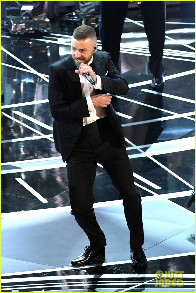 Justin Timberlake Kisses Wife Jessica Biel During Oscars 2017